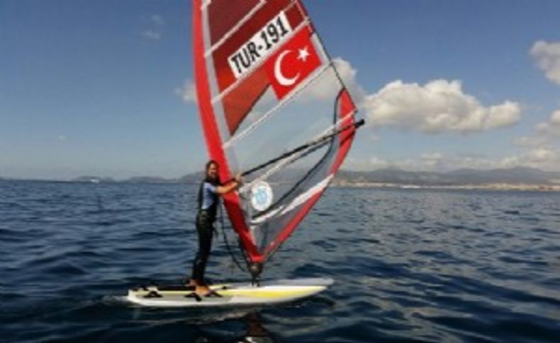 İzmirli sörfçü Dilara olimpiyatlara yelken açıyor